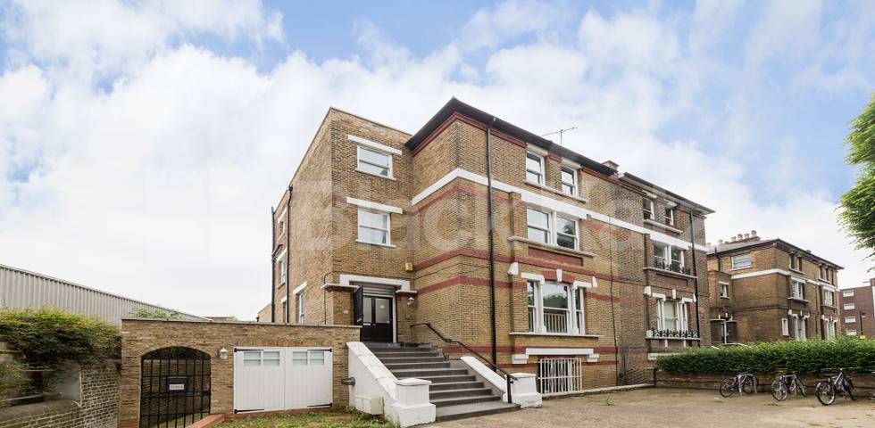 Fantastic spacious three bed mins to tube and shops  Hillmarton Road, Caledonian Road